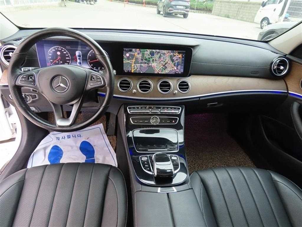 벤츠 E 클래스 E-클래스 W213 E300 4MATIC 익스클루시브 이미지 8