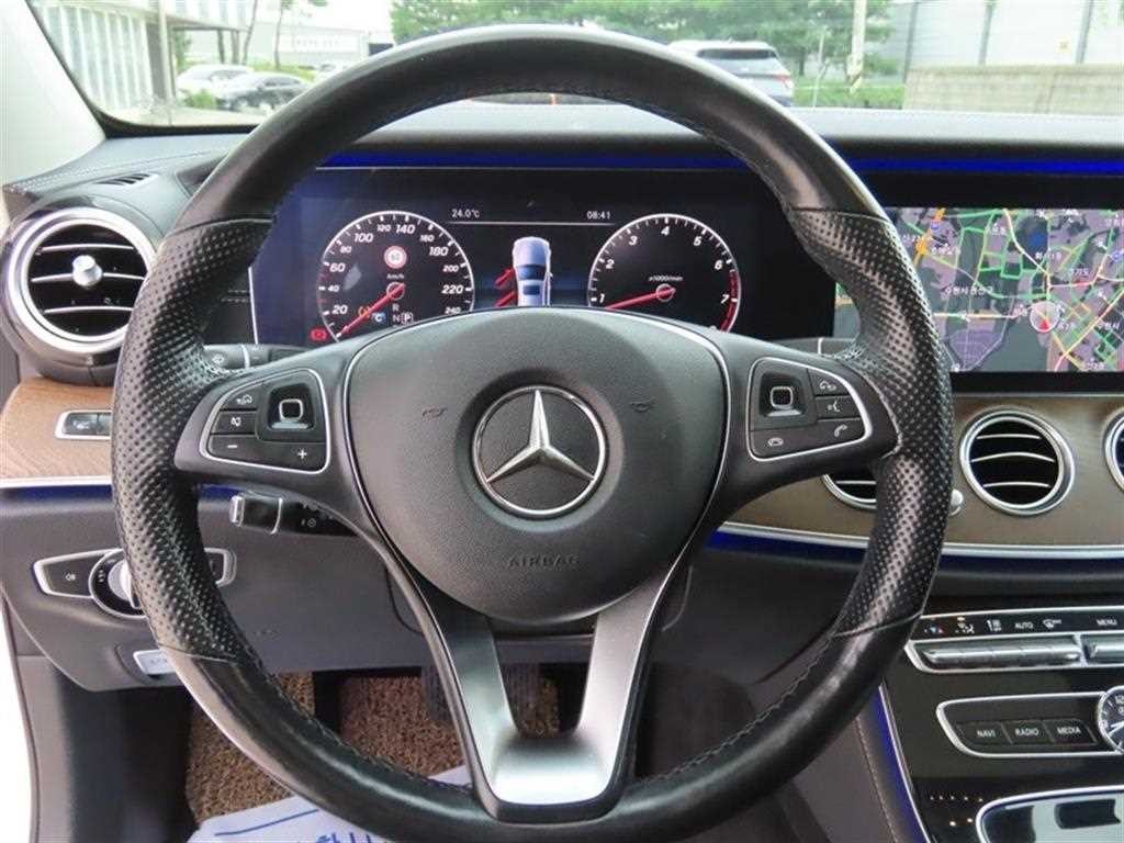 벤츠 E 클래스 E-클래스 W213 E300 4MATIC 익스클루시브 이미지 9