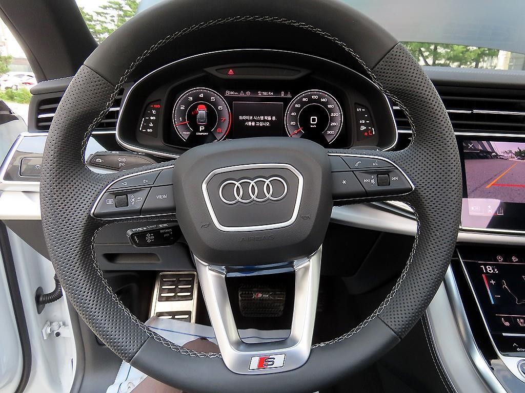 아우디 Q8 55 TFSI 콰트로 프리미엄 이미지 8