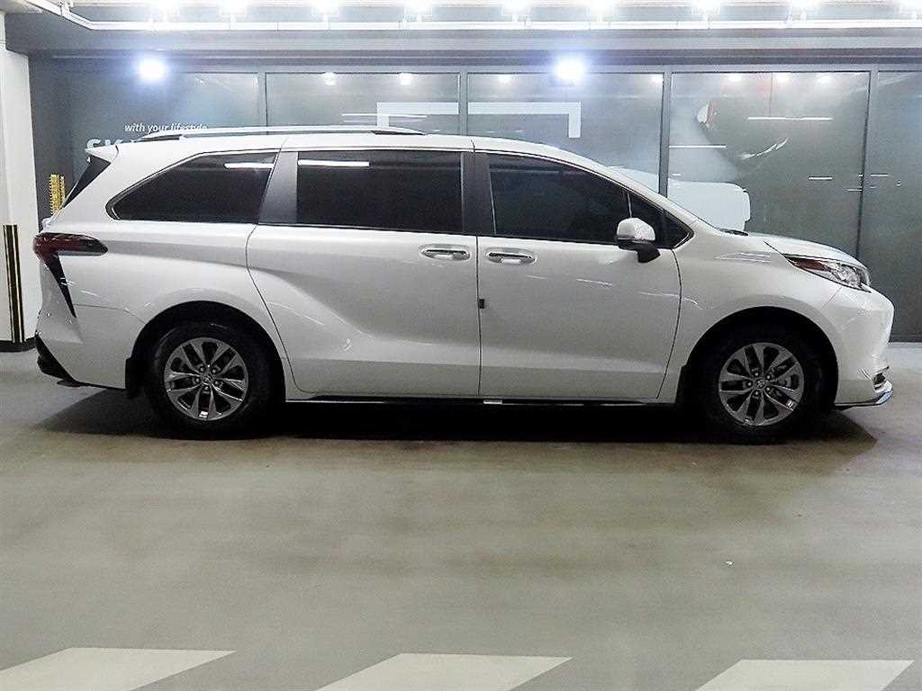 토요타 시에나 2.5 AWD 하이브리드 이미지 3