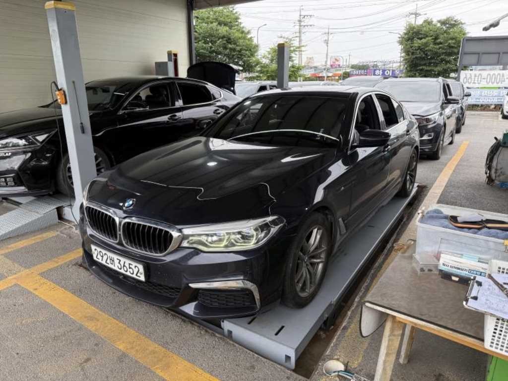 BMW 5시리즈 5시리즈 (G30) 520d M 스포츠 플러스 이미지 2