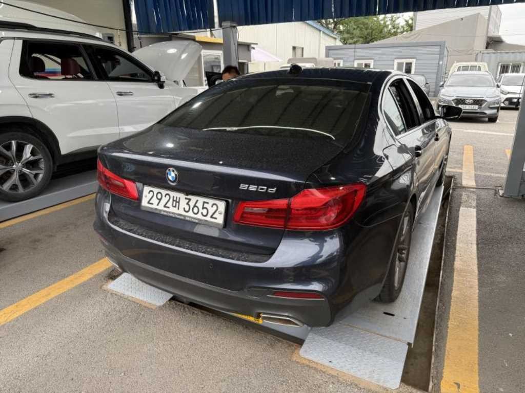 BMW 5시리즈 5시리즈 (G30) 520d M 스포츠 플러스 이미지 3