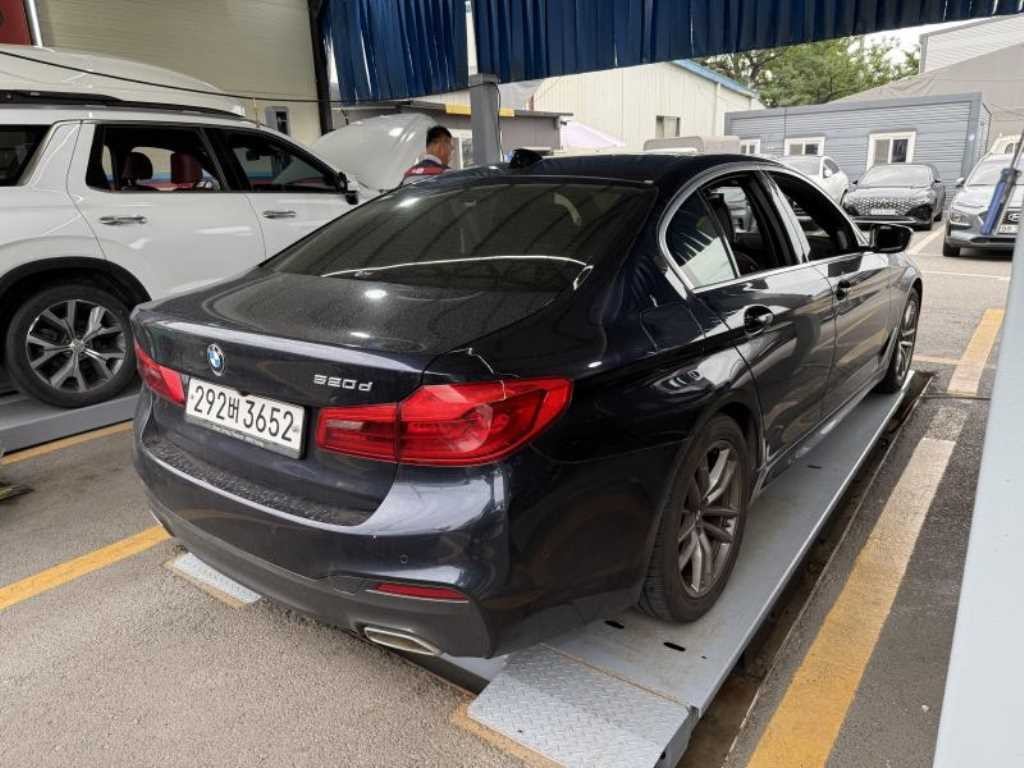 BMW 5시리즈 5시리즈 (G30) 520d M 스포츠 플러스 이미지 4