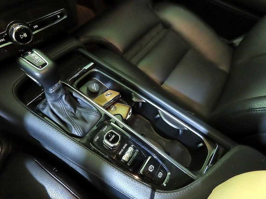 볼보 XC90 XC90 2세대 2.0 D5 AWD 모멘텀 이미지 12