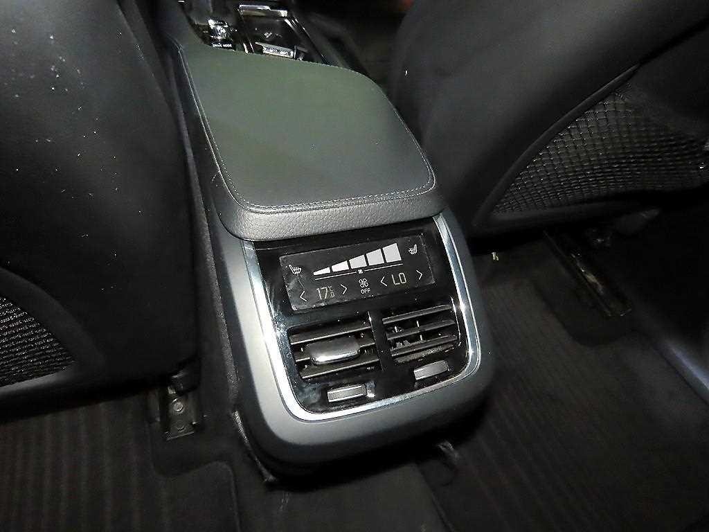 볼보 XC90 XC90 2세대 2.0 D5 AWD 모멘텀 이미지 15