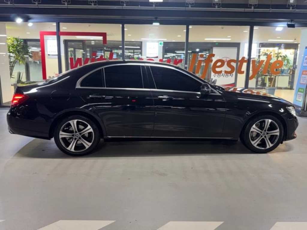 벤츠 E 클래스 E-클래스 W213 E300 4MATIC 아방가르드 이미지 3