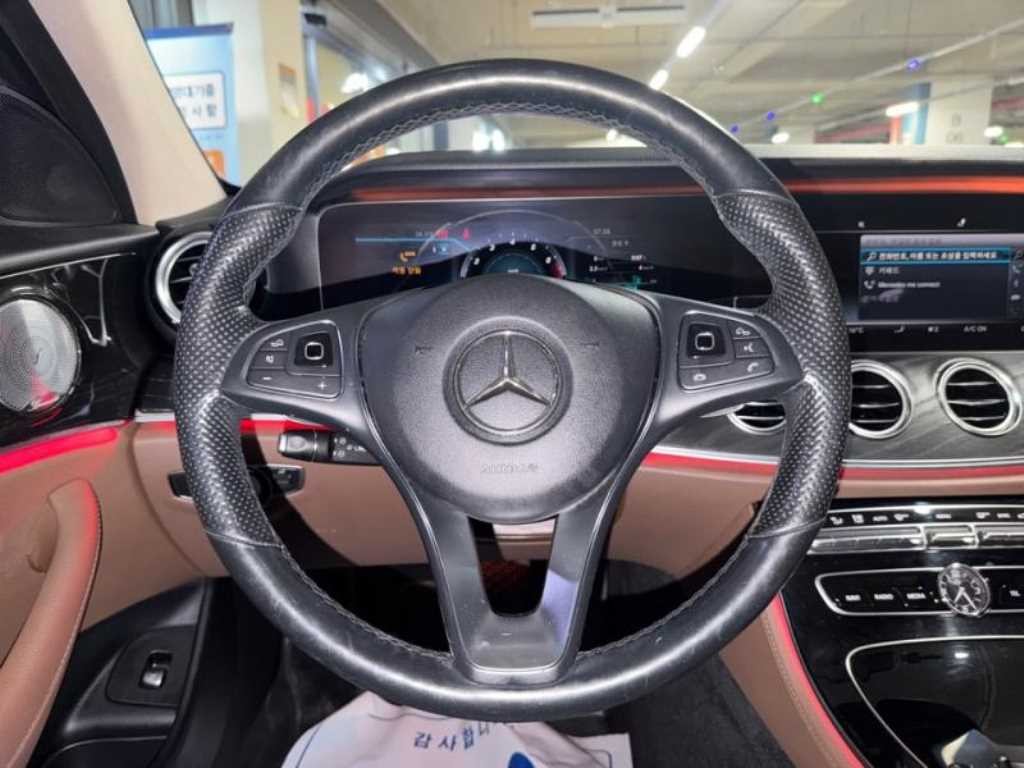 벤츠 E 클래스 E-클래스 W213 E300 4MATIC 아방가르드 이미지 8
