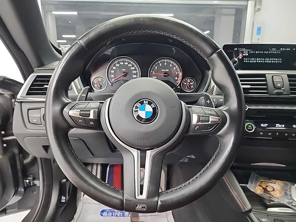 BMW 4시리즈 M4 (F82) 컨버터블 퍼포먼스 사일렌서 에디션 이미지 9