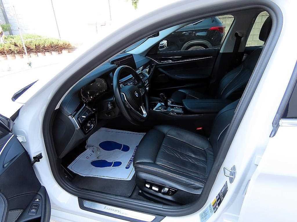 BMW 5시리즈 5시리즈 (G30) 530e 럭셔리 이미지 5