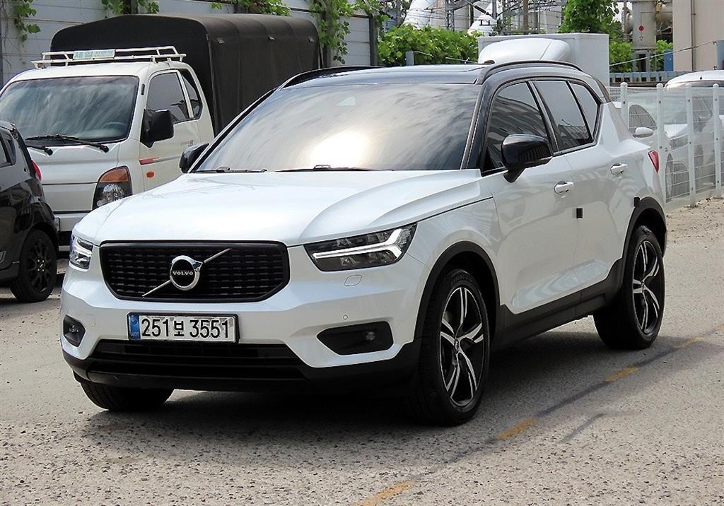 볼보 XC40 B4 AWD R-디자인 이미지 2