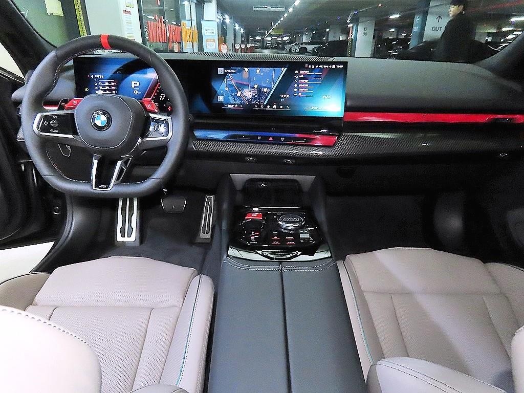 BMW 5시리즈 M5 7세대 4.4 투어링 이미지 10