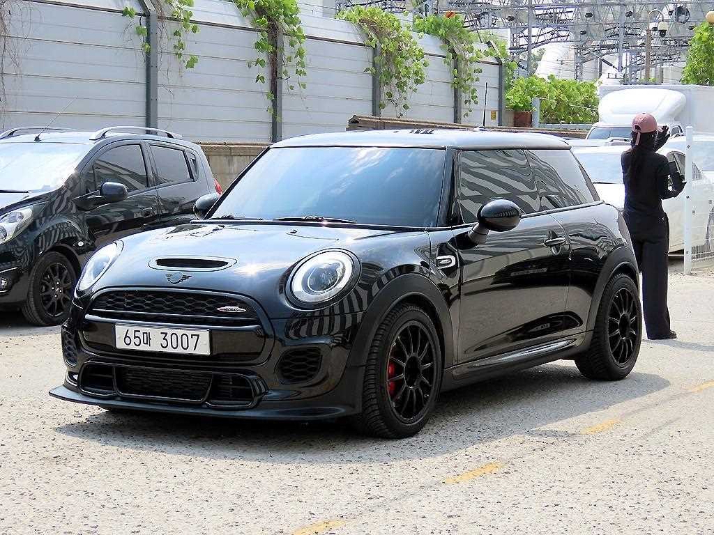 미니 쿠퍼 쿠퍼 S JCW 이미지 2