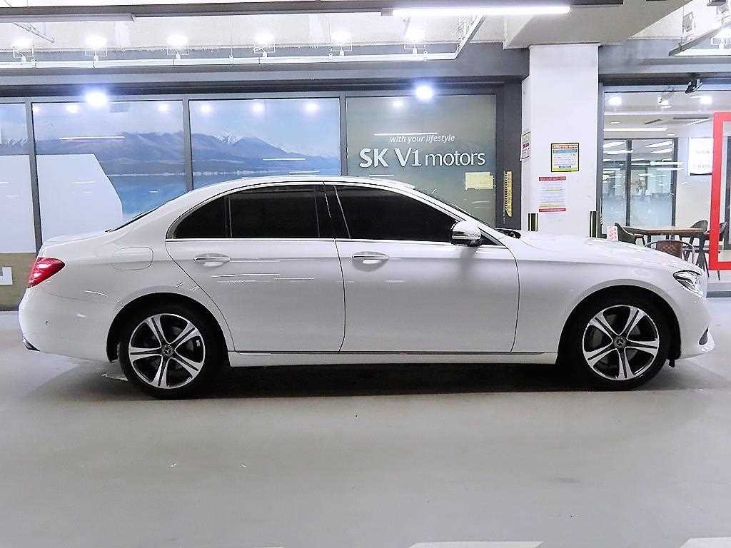 벤츠 E 클래스 E-클래스 W213 E300 4MATIC 익스클루시브 이미지 3