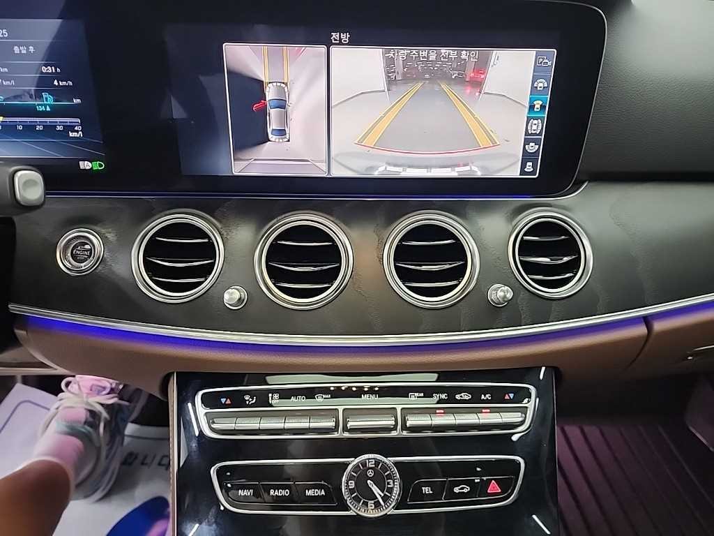 벤츠 E 클래스 E-클래스 W213 E300 4MATIC 아방가르드 이미지 10
