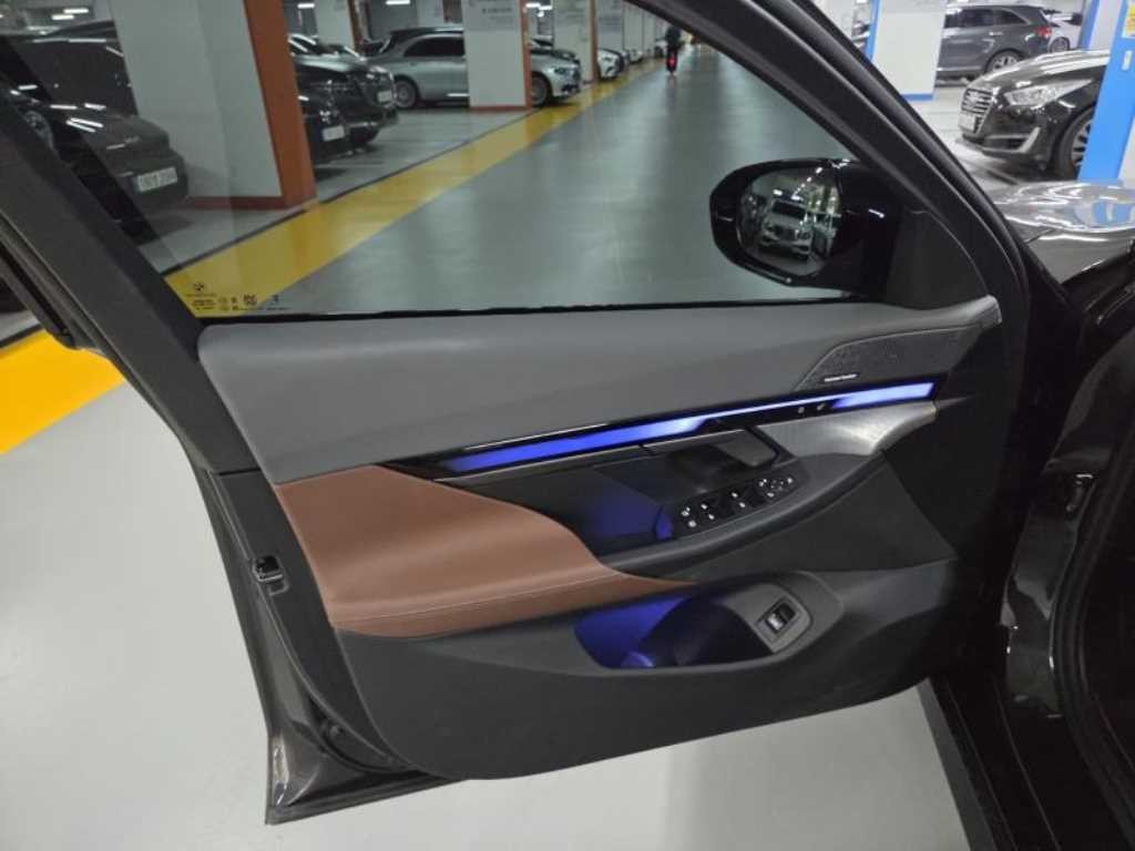 BMW 5시리즈 5시리즈 (G60) 530i xDrive M 스포츠 이미지 4