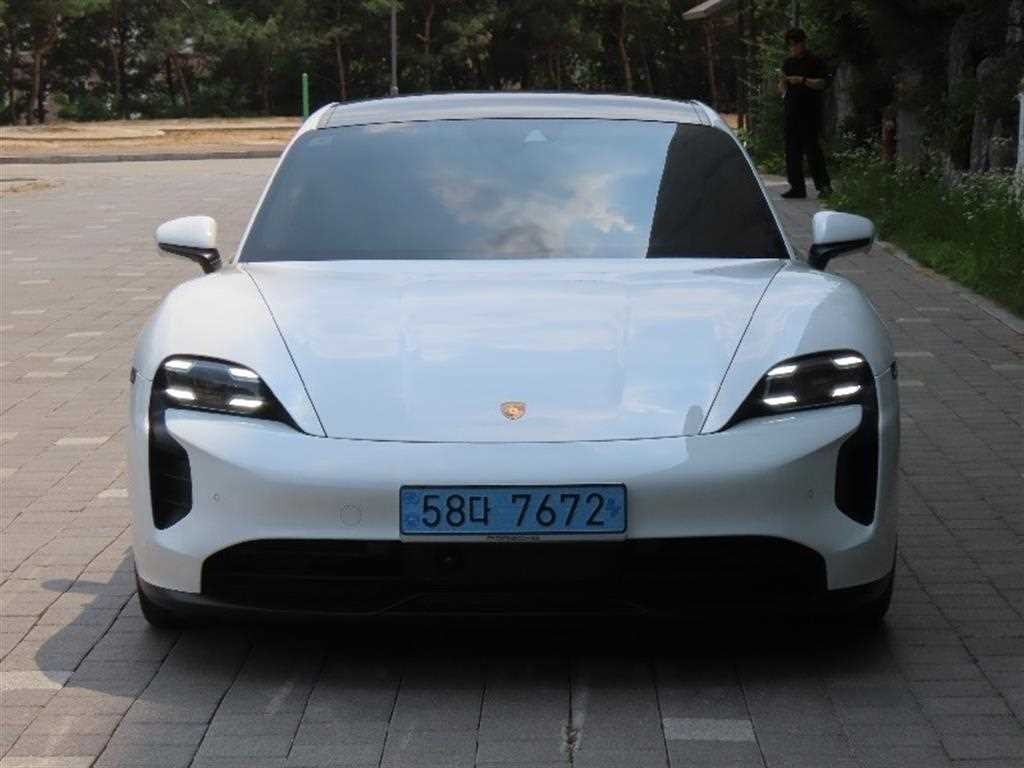 포르쉐 타이칸 GTS 이미지 1