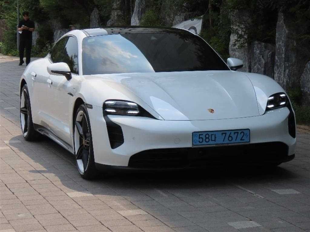 포르쉐 타이칸 GTS 이미지 2