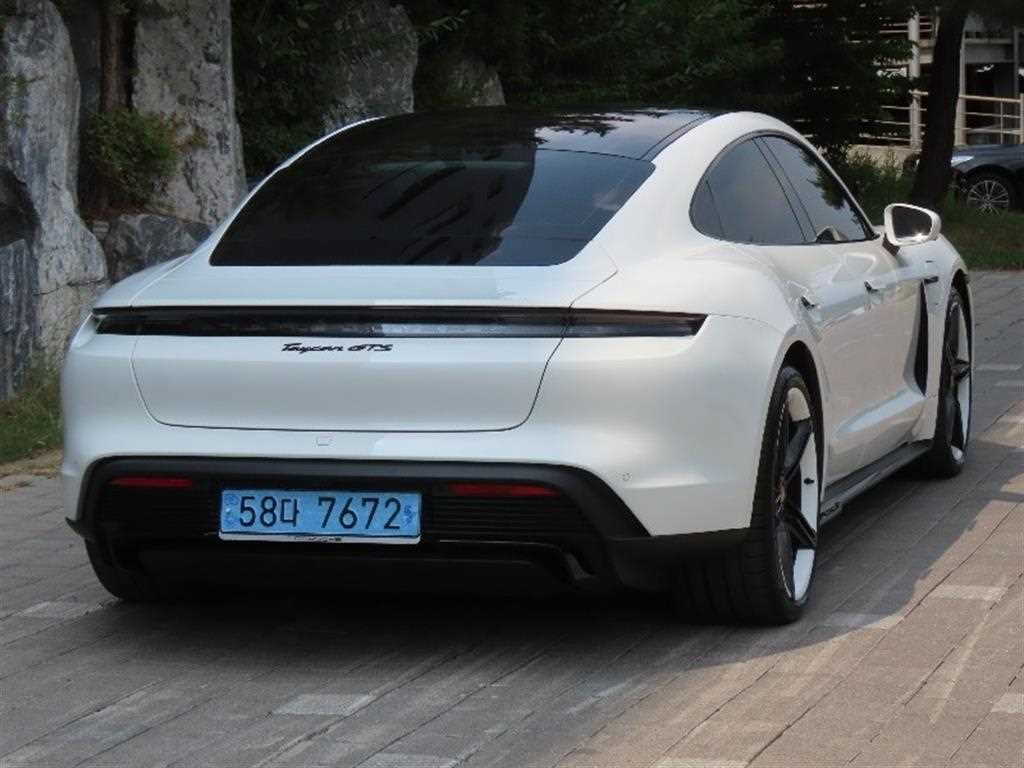 포르쉐 타이칸 GTS 이미지 3