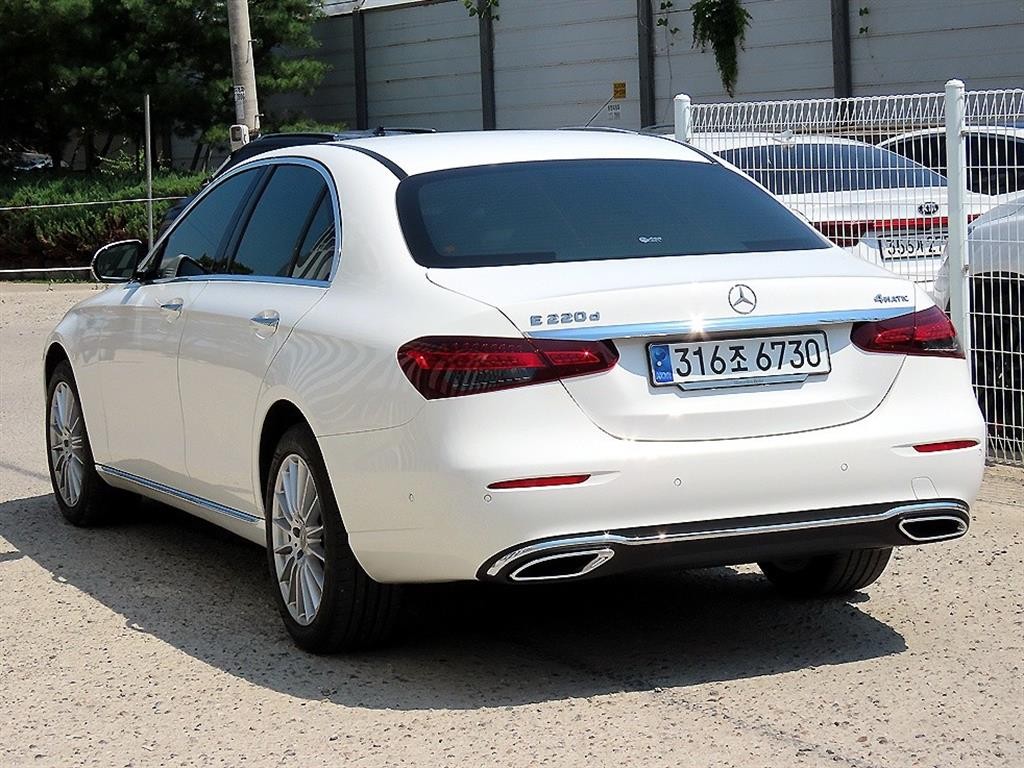 벤츠 E 클래스 E-클래스 W213 E220d 4MATIC 익스클루시브 이미지 3