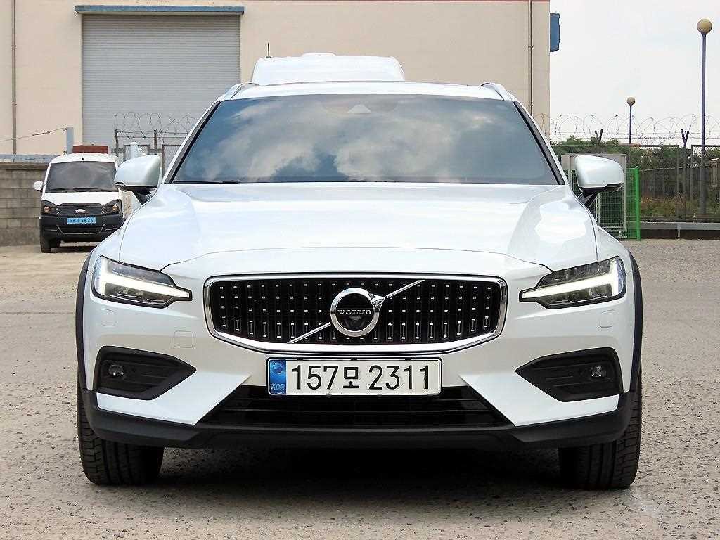 볼보 V60 V60 크로스 컨트리 2세대 2.0 B5 프로 AWD 이미지 1