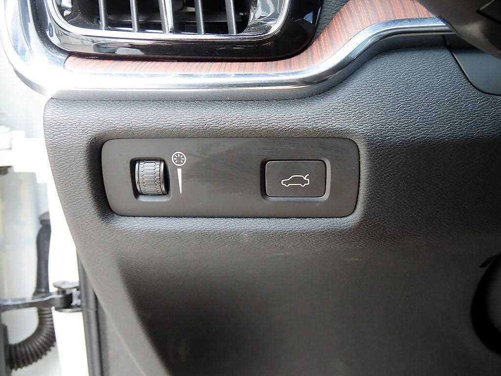 볼보 V60 V60 크로스 컨트리 2세대 2.0 B5 프로 AWD 이미지 13
