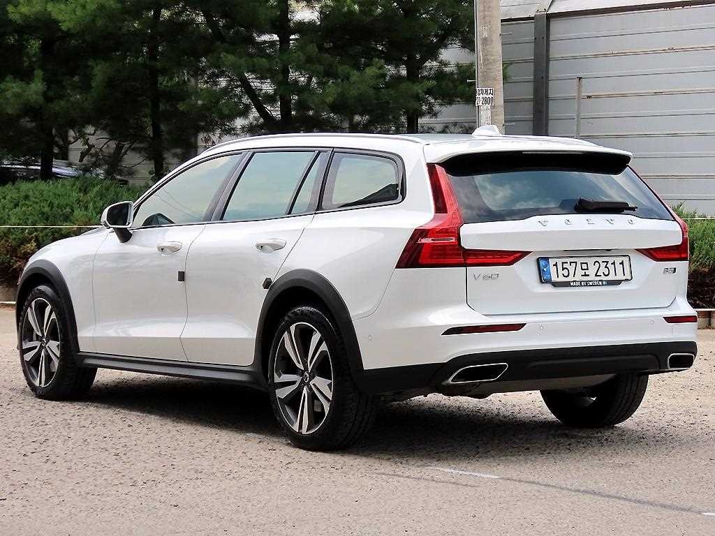 볼보 V60 V60 크로스 컨트리 2세대 2.0 B5 프로 AWD 이미지 3