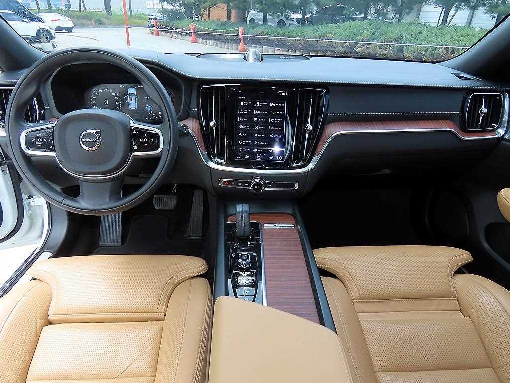 볼보 V60 V60 크로스 컨트리 2세대 2.0 B5 프로 AWD 이미지 7