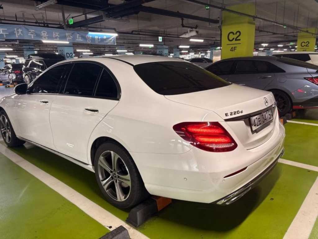 벤츠 E 클래스 E-클래스 W213 E220d 아방가르드 이미지 4