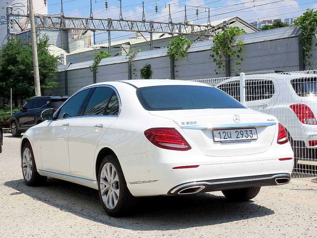 벤츠 E 클래스 E-클래스 W213 E300 4MATIC 익스클루시브 이미지 3