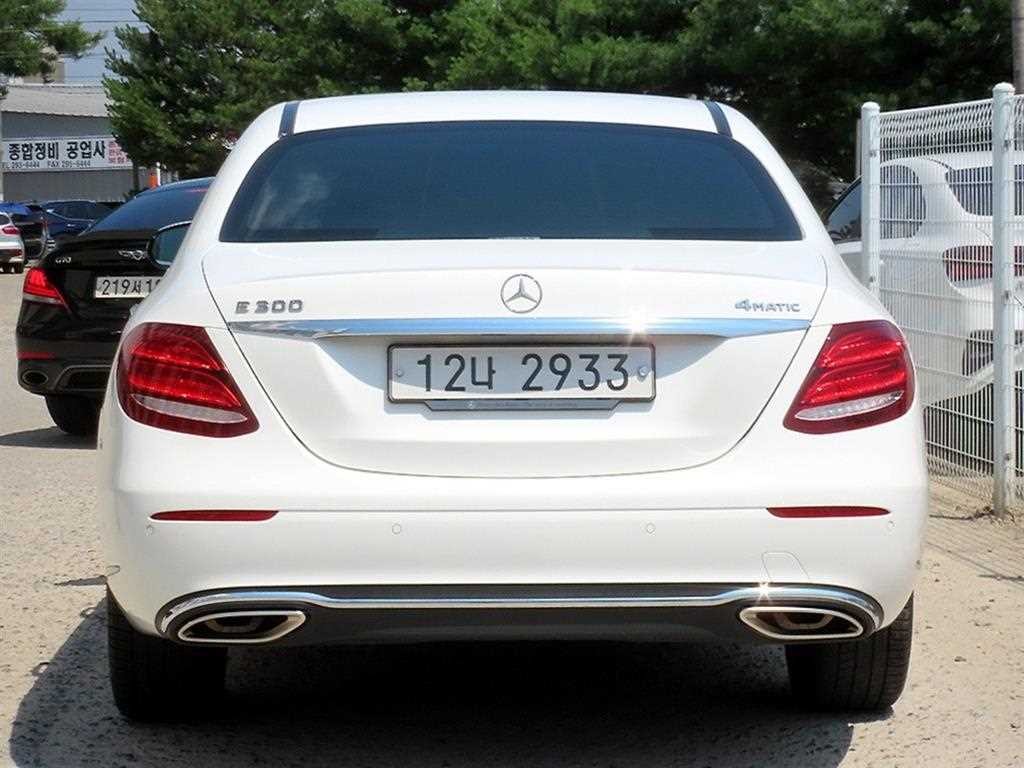 벤츠 E 클래스 E-클래스 W213 E300 4MATIC 익스클루시브 이미지 4