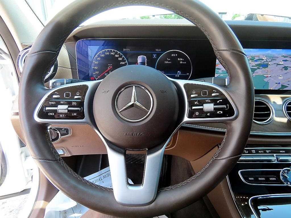 벤츠 E 클래스 E-클래스 W213 E300 4MATIC 익스클루시브 이미지 8