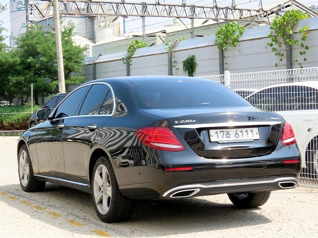 벤츠 E 클래스 E-클래스 W213 E220d 4MATIC 아방가르드 이미지 3