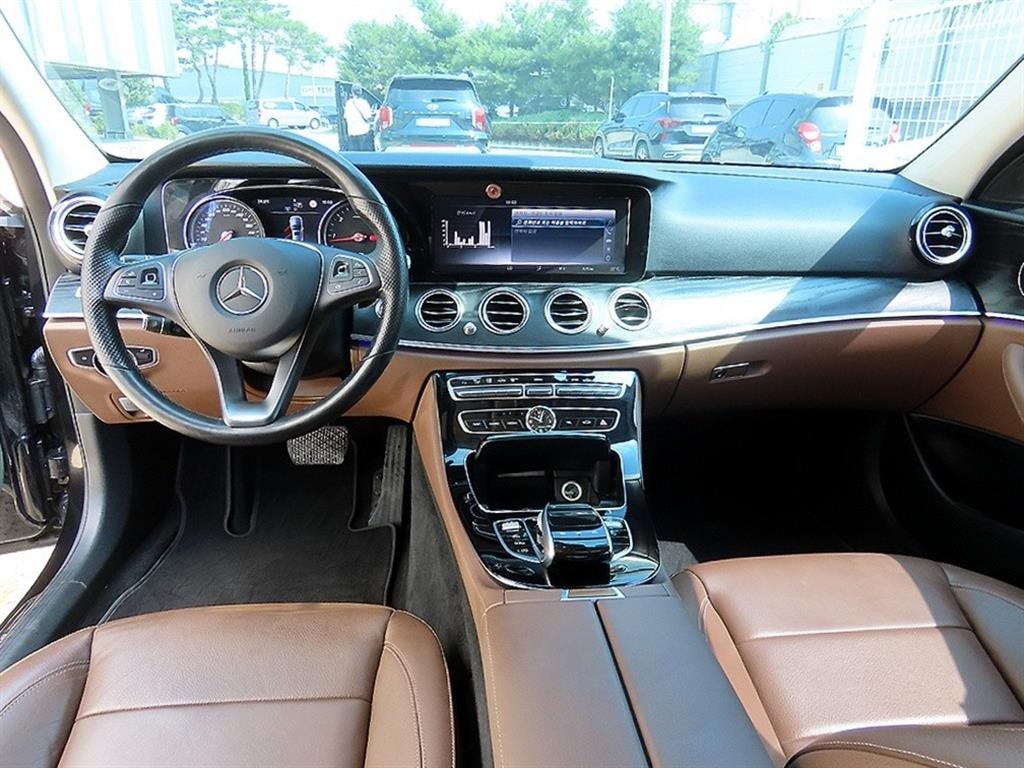 벤츠 E 클래스 E-클래스 W213 E220d 4MATIC 아방가르드 이미지 7