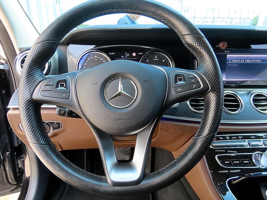 벤츠 E 클래스 E-클래스 W213 E220d 4MATIC 아방가르드 이미지 8