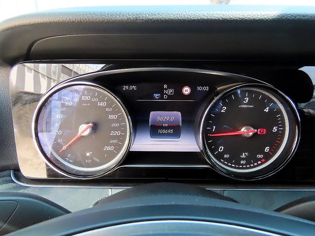 벤츠 E 클래스 E-클래스 W213 E220d 4MATIC 아방가르드 이미지 9