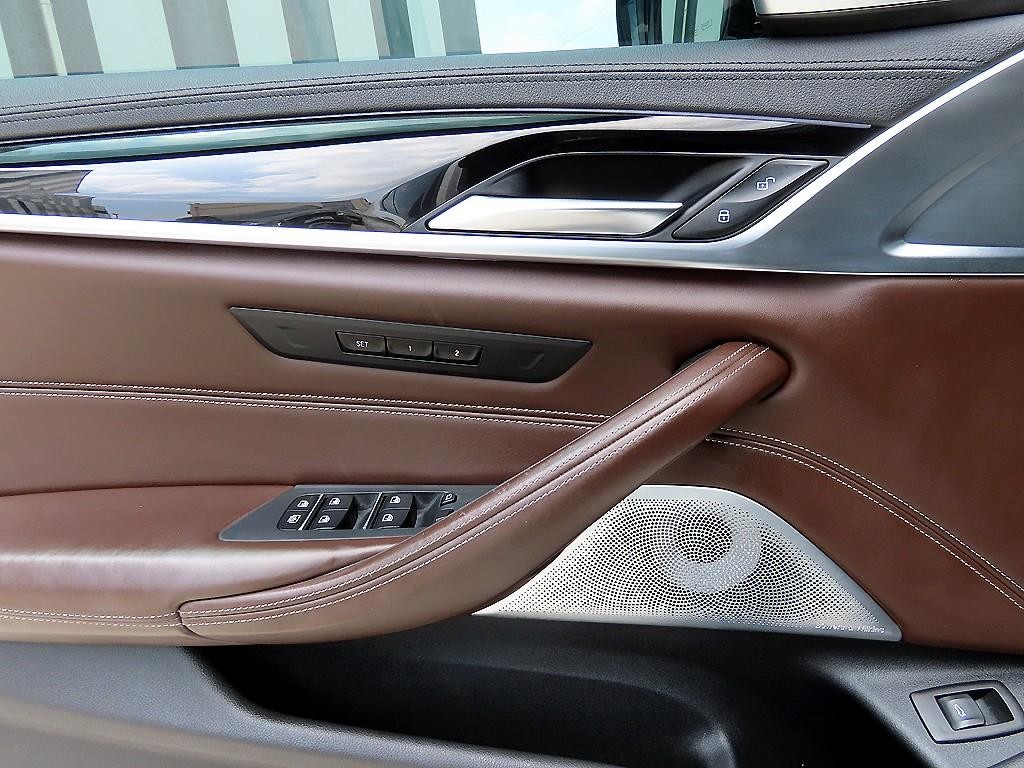 BMW 5시리즈 5시리즈 (G30) 520d M 스포츠 플러스 이미지 12