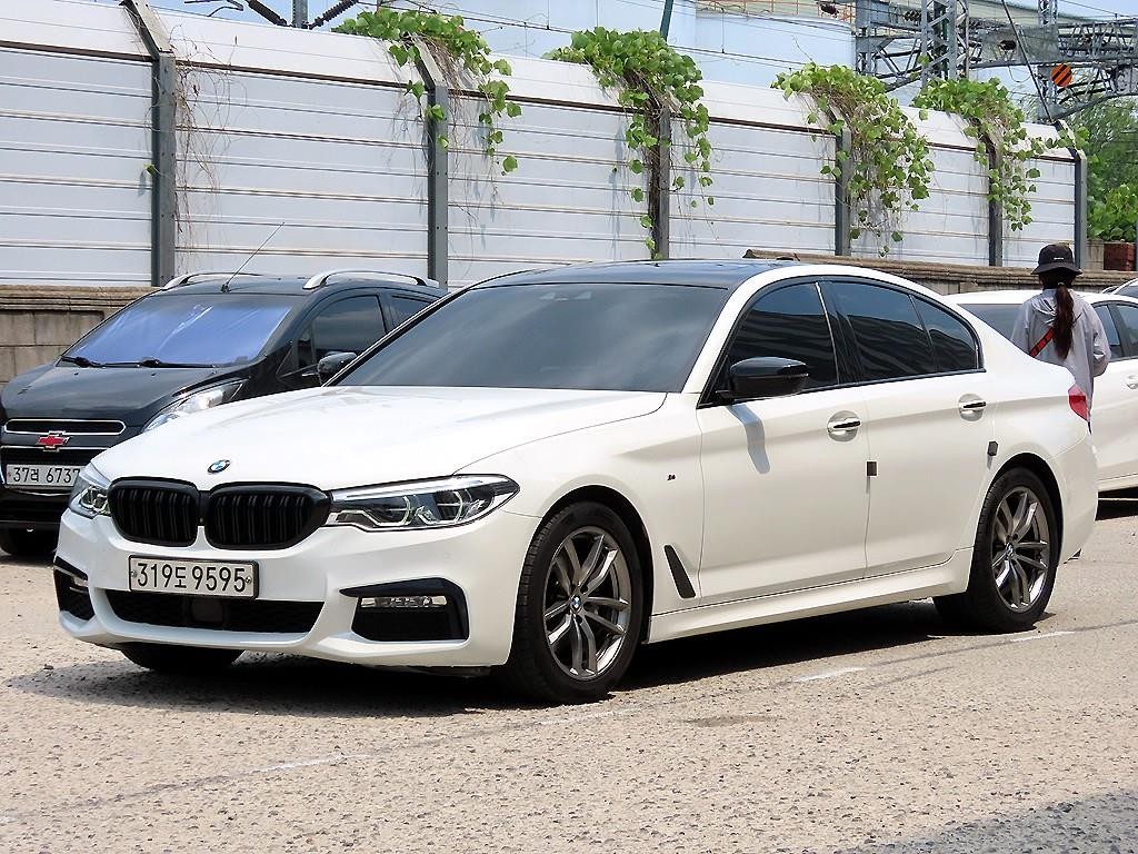 BMW 5시리즈 5시리즈 (G30) 520d M 스포츠 플러스 이미지 2
