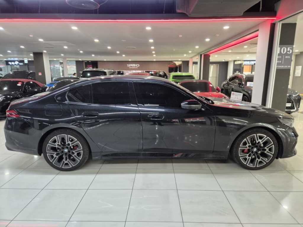 BMW 5시리즈 5시리즈 (G60) 530i xDrive M 스포츠 프로 스페셜 에디션 이미지 3