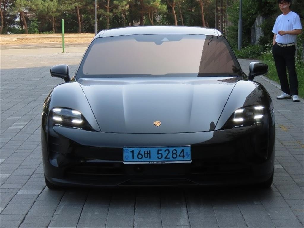 포르쉐 타이칸 GTS 이미지 1