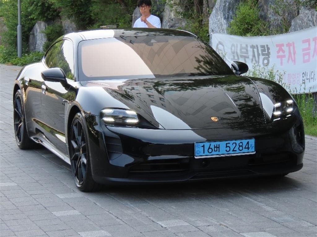 포르쉐 타이칸 GTS 이미지 2