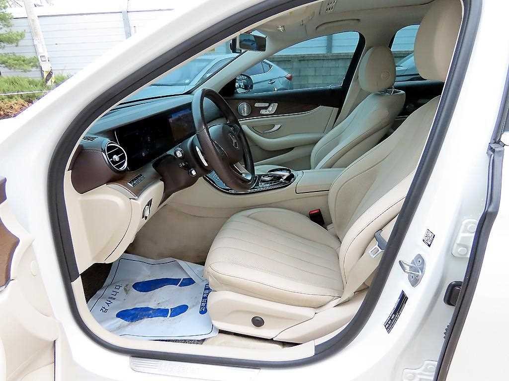 벤츠 E 클래스 E-클래스 W213 E300 4MATIC 익스클루시브 이미지 1