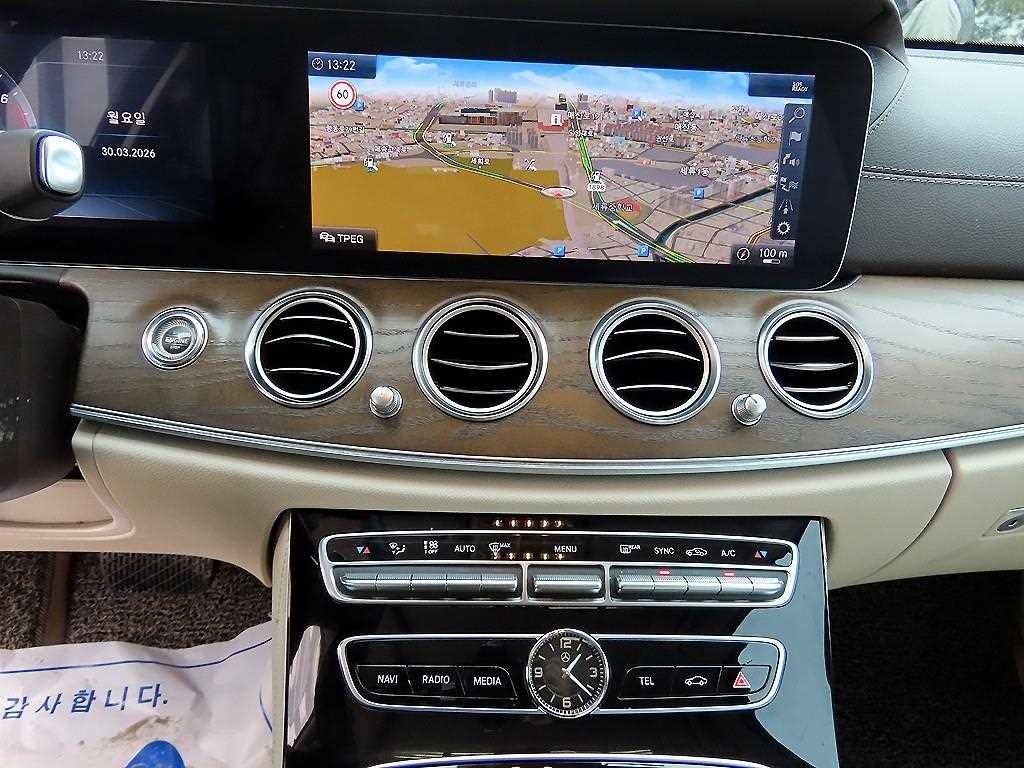 벤츠 E 클래스 E-클래스 W213 E300 4MATIC 익스클루시브 이미지 13