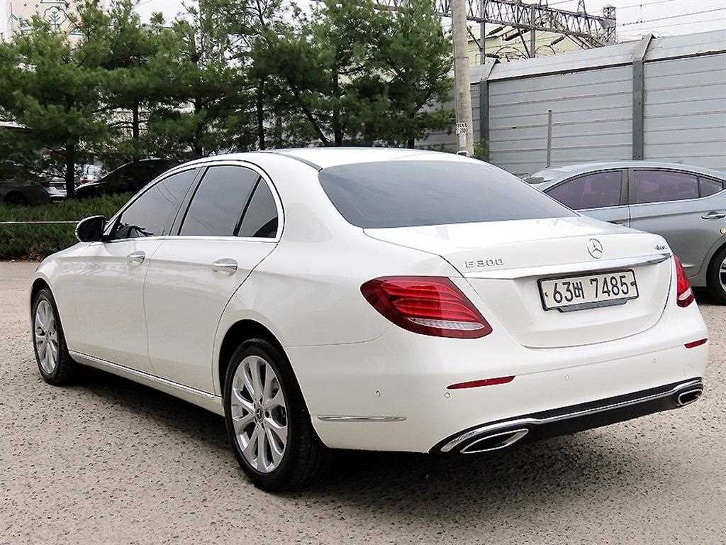 벤츠 E 클래스 E-클래스 W213 E300 4MATIC 익스클루시브 이미지 4