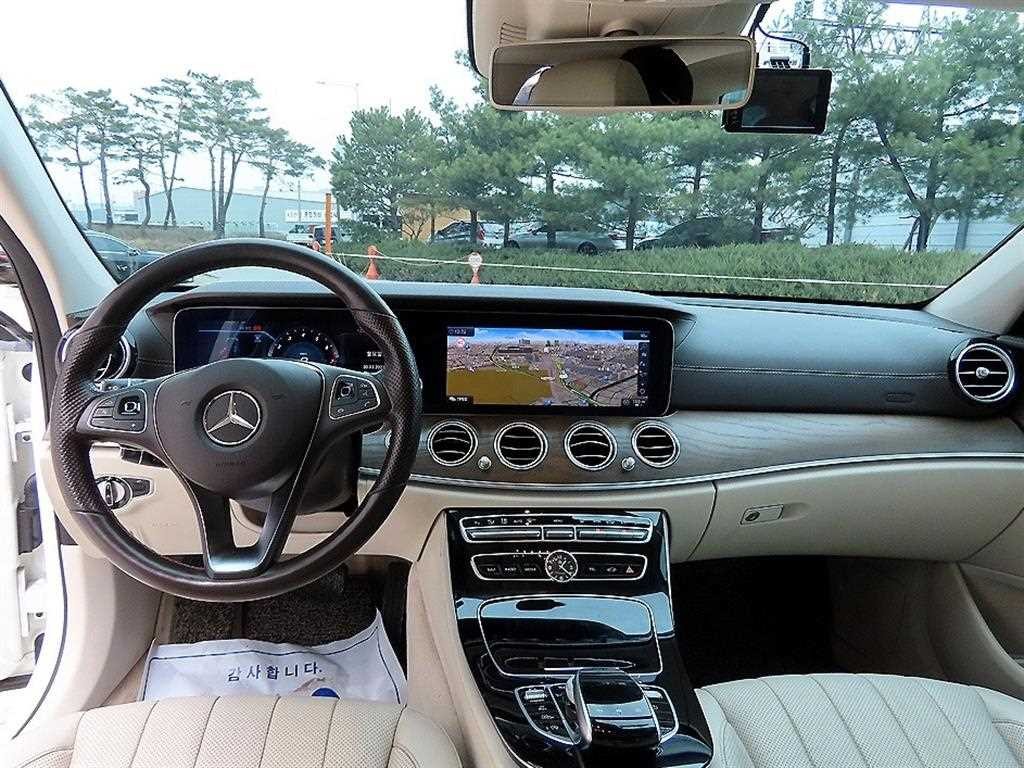 벤츠 E 클래스 E-클래스 W213 E300 4MATIC 익스클루시브 이미지 7