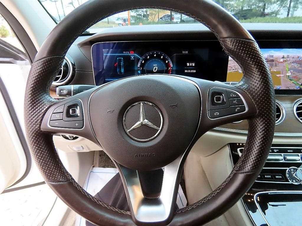 벤츠 E 클래스 E-클래스 W213 E300 4MATIC 익스클루시브 이미지 8