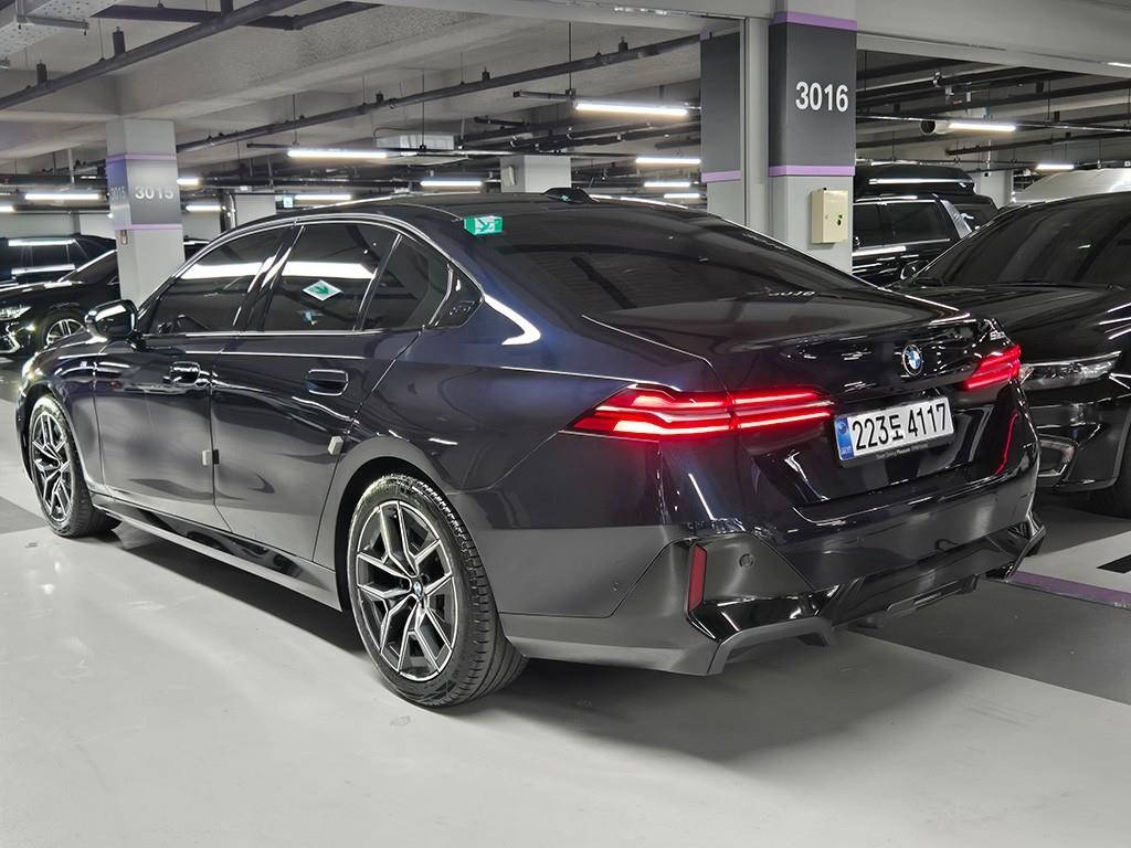 BMW 5시리즈 5시리즈 (G60) 520i M 스포츠 이미지 3