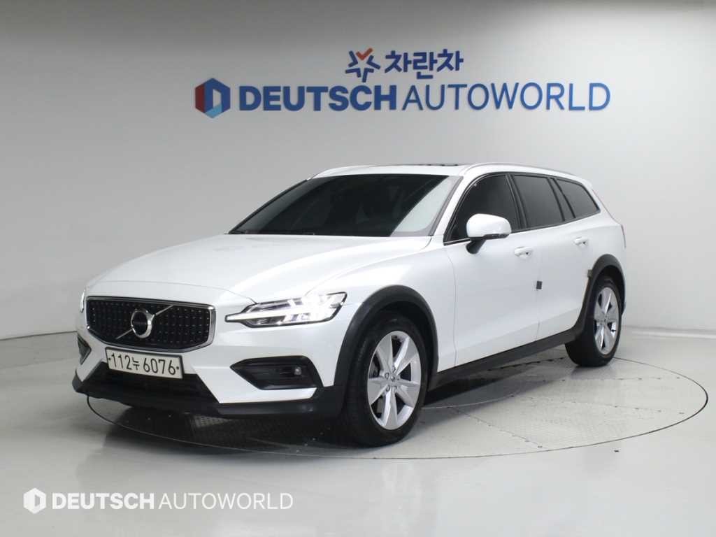 볼보 V60 V60 크로스 컨트리 2세대 2.0 T5 AWD 이미지 1