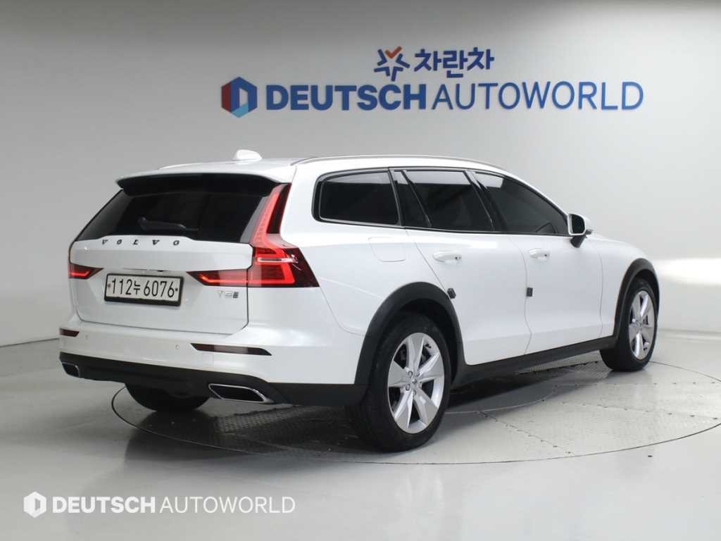 볼보 V60 V60 크로스 컨트리 2세대 2.0 T5 AWD 이미지 2