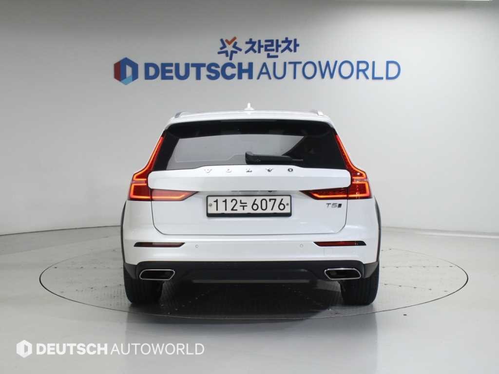 볼보 V60 V60 크로스 컨트리 2세대 2.0 T5 AWD 이미지 4