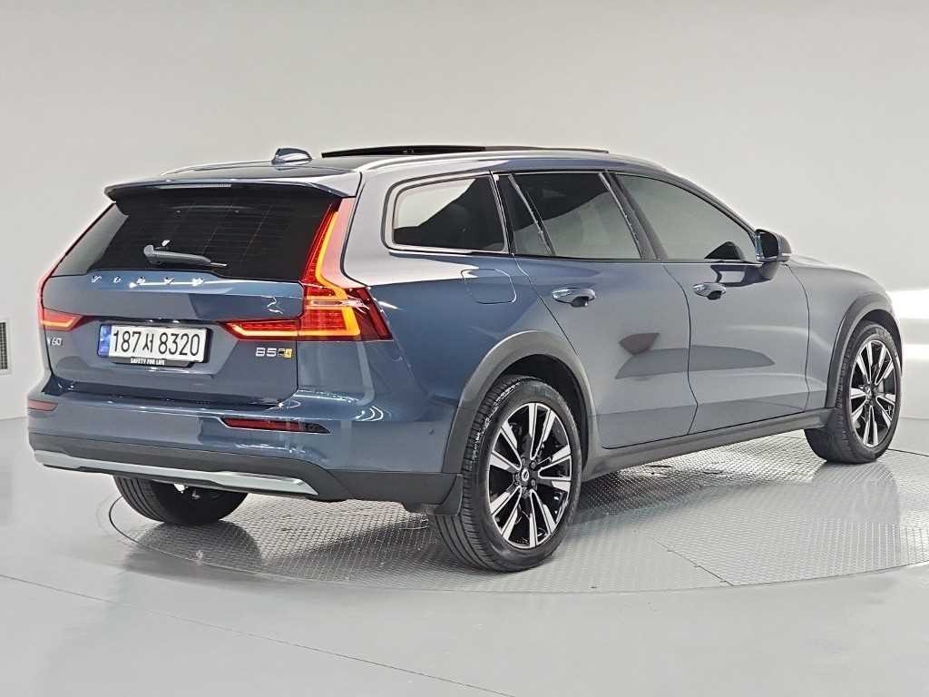 볼보 V60 V60 크로스 컨트리 2세대 2.0 B5 AWD 이미지 4